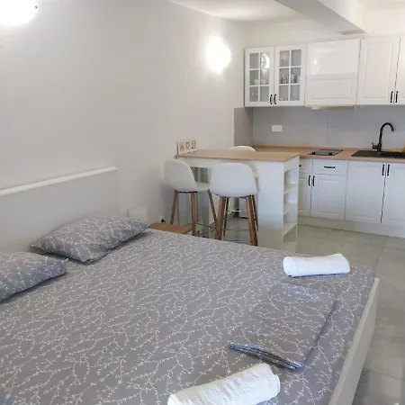 Apartments Lumbarda شقة