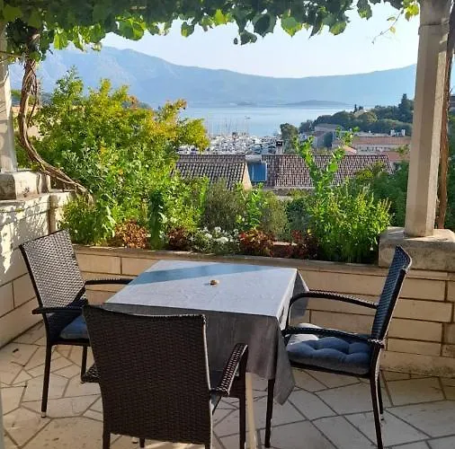 Apartments Lumbarda *